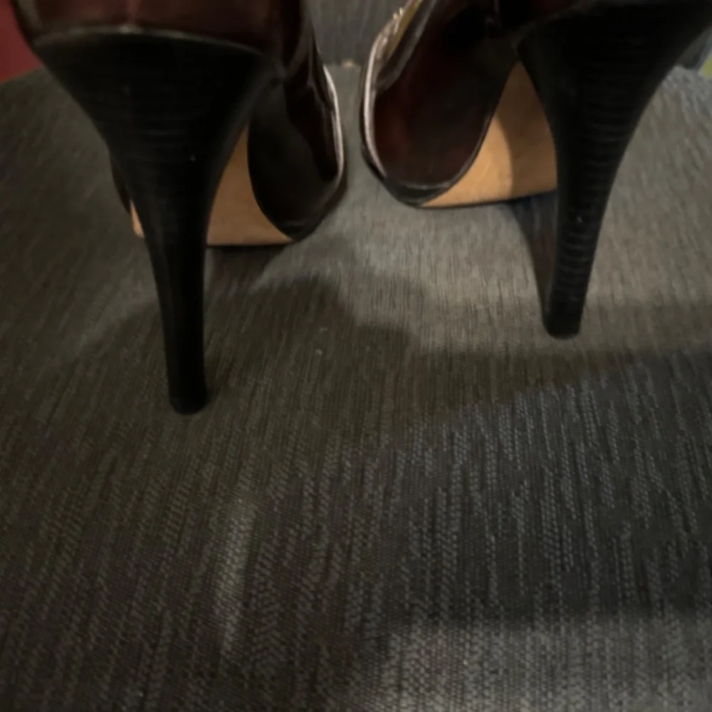 Vintage Coach Shoes in beautiful condition.. Maroon leather with black heels. - Picture 6 of 6